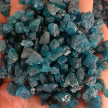 Doğal kristal kaya malzemesi mavi apatit çakıl kaba kristal mineral örneği kristal şifa taşı