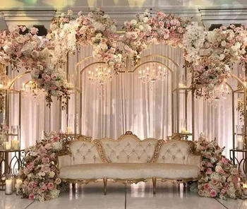 düğün arka planında altın modern kemerli düğün zemin ve standları düğün dekor